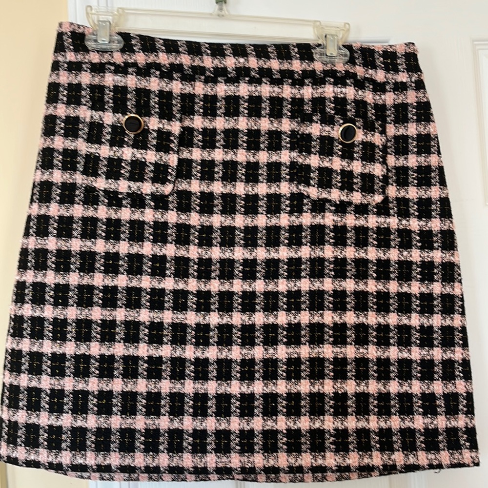 Elegant short ladies skirt in checkers with golden thread